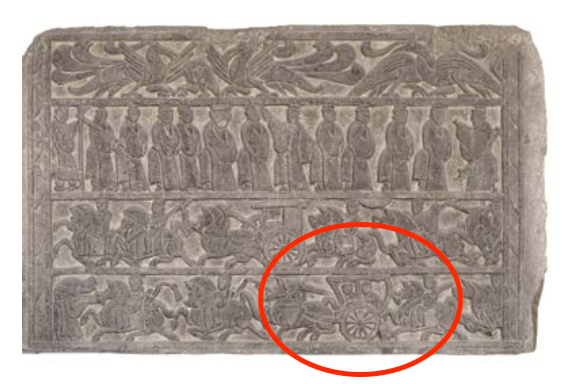 △漢代迎賓、車馬出行畫像石，現(xiàn)藏于臨沂市博物館。畫像石的第四層中有軺車出現(xiàn)。