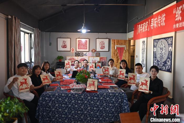 6月6日，在甘肅敦煌青年夜校課程中，青年學(xué)員展示學(xué)習(xí)敦煌非遺剪紙的成果。