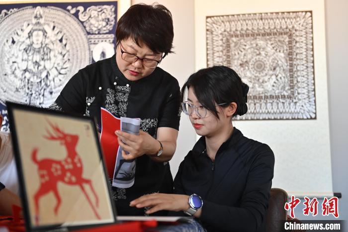 6月6日，在甘肅敦煌青年夜校課程中，青年學(xué)員學(xué)習(xí)敦煌非遺剪紙課程。李亞龍 攝