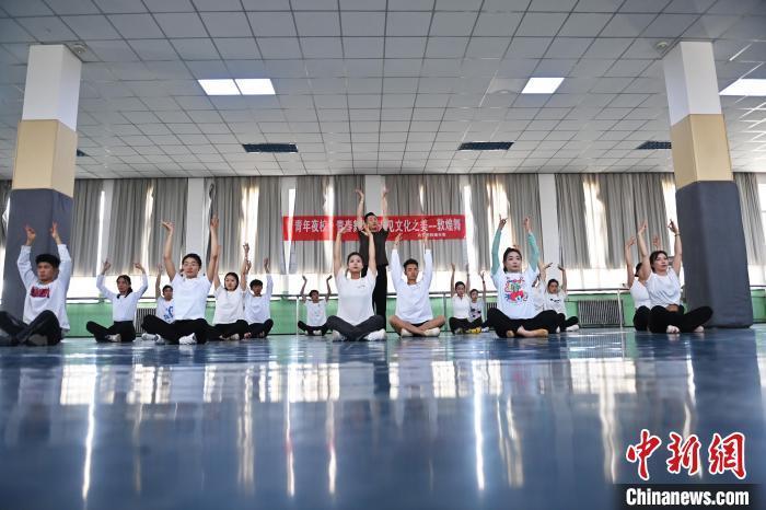 6月6日，在甘肅敦煌青年夜校課程中，青年學(xué)員學(xué)習(xí)敦煌舞課程。李亞龍 攝　　