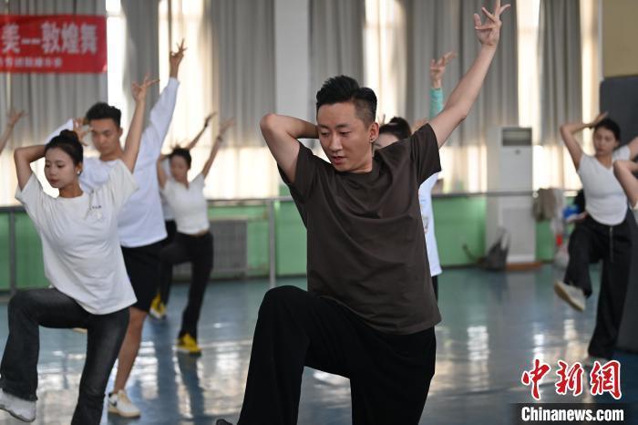 6月6日，在甘肅敦煌青年夜校課程中，青年學(xué)員學(xué)習(xí)敦煌舞課程。李亞龍 攝　　