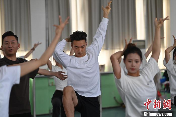 6月6日，在甘肅敦煌青年夜校課程中，青年學(xué)員學(xué)習(xí)敦煌舞課程。李亞龍 攝　　