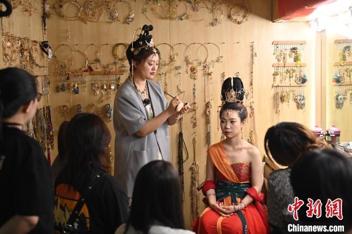 6月6日，在甘肅敦煌青年夜校課程中，青年學(xué)員學(xué)習(xí)敦煌美妝課程。李亞龍 攝