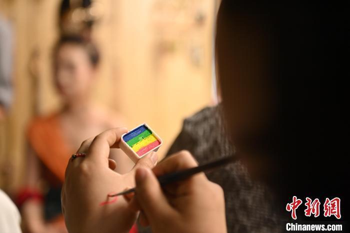 6月6日，在甘肅敦煌青年夜校課程中，青年學(xué)員學(xué)習(xí)敦煌美妝課程。李亞龍 攝　　