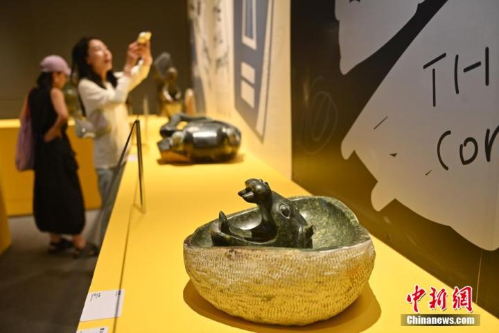 圖為該藝術(shù)展展陳的蛇紋石作品《河馬池》。中新社記者 李亞龍 攝