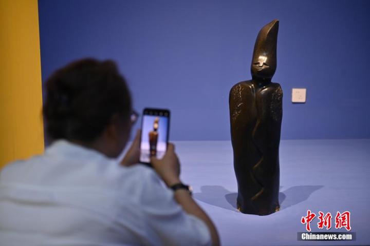 圖為游客拍攝蛇紋石作品《貴婦人》。中新社記者 李亞龍 攝