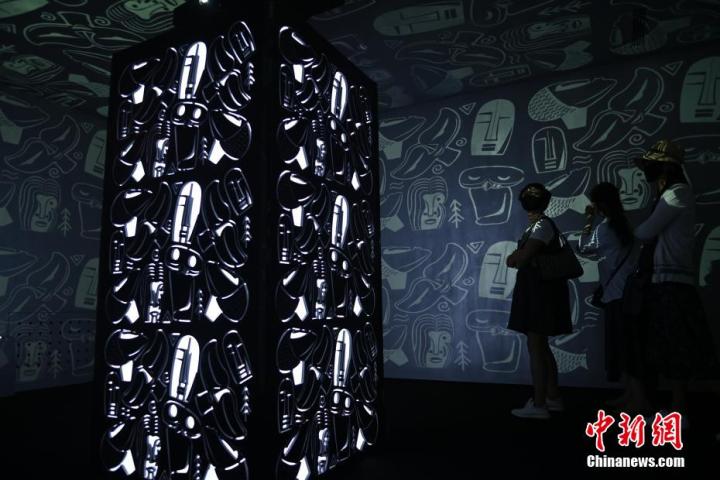 圖為游客參觀藝術(shù)展。中新社記者 李亞龍 攝