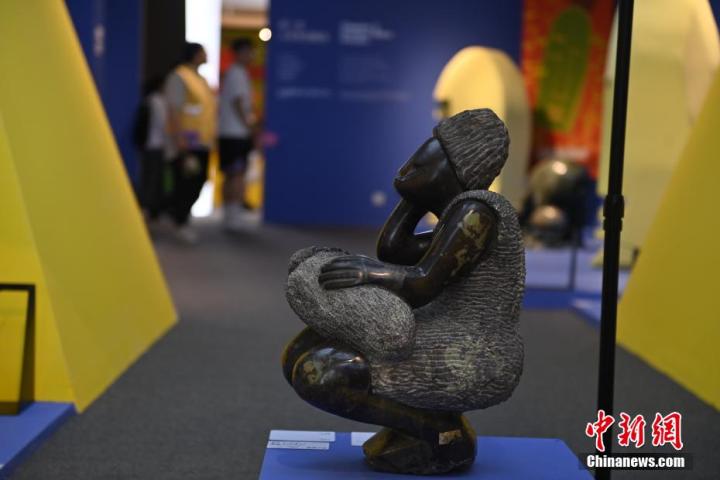 圖為游客參觀藝術(shù)展。中新社記者 李亞龍 攝</p>
<p>