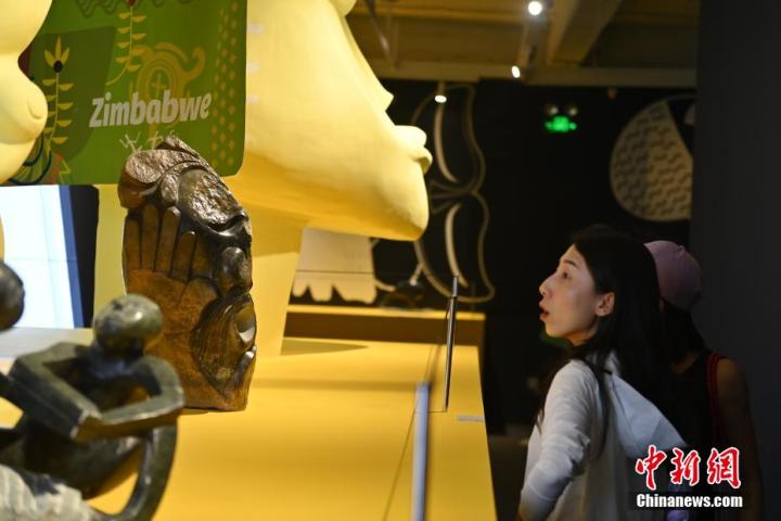 圖為游客參觀藝術(shù)展。中新社記者 李亞龍 攝