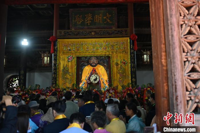 6月21日，2024(甲辰)年公祭中華人文始祖伏羲大典在甘肅天水舉行，來自海峽兩岸及港澳地區(qū)約500人現(xiàn)場共祭中華人文始祖伏羲。中新社記者 李亞龍 攝