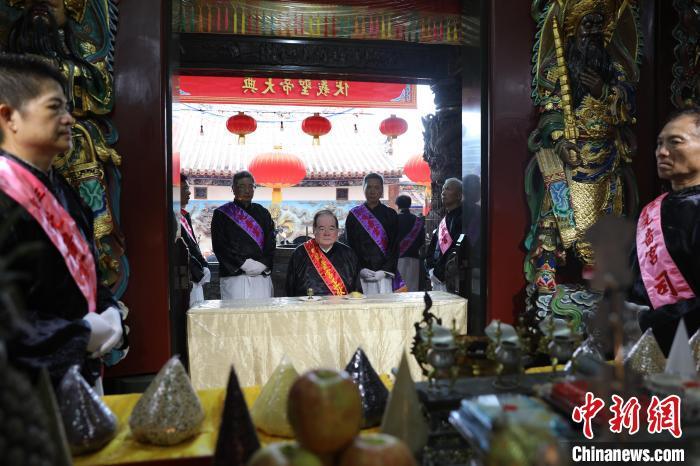 6月21日，“2024(甲辰年)兩岸共祭人文始祖伏羲典禮”在臺灣新北舉行。擔(dān)任主祭官的先嗇宮董事長、中國國民黨前秘書長李乾龍(中)出席典禮并擔(dān)任主祭官。中新社記者 張曉曦 攝