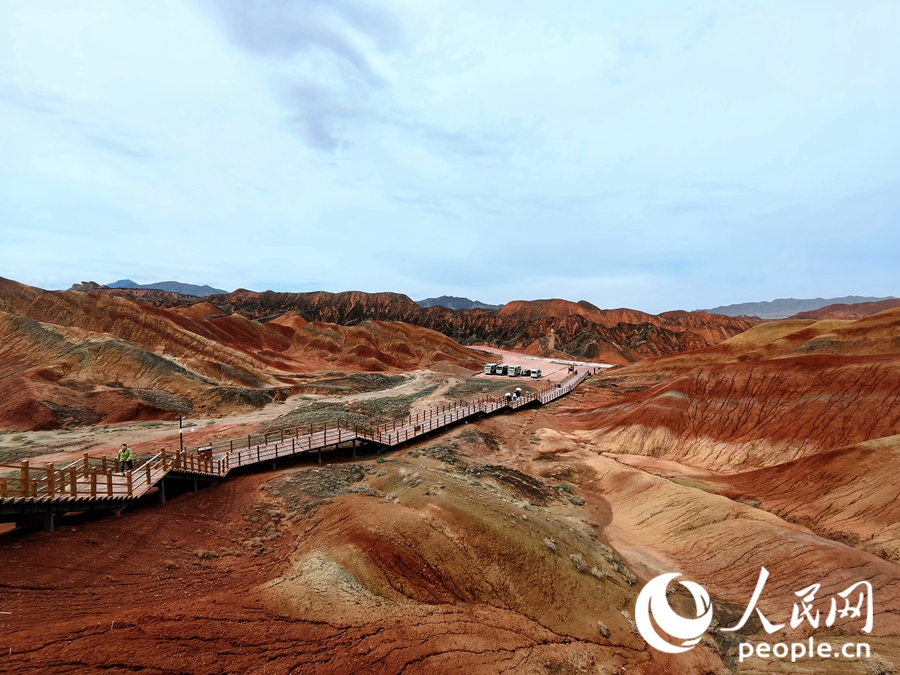  雨后的七彩丹霞，顏色格外艷麗。人民網(wǎng) 黃津曉虎攝