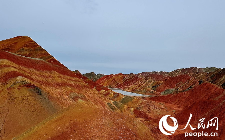 雨后的七彩丹霞，顏色格外艷麗。人民網(wǎng)記者 徐冬兒攝
