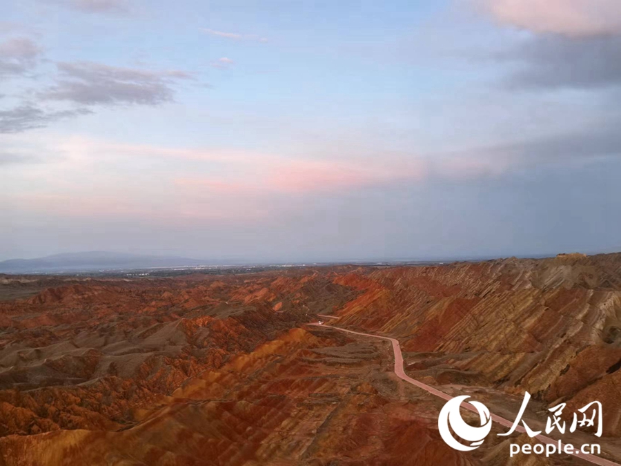 日落時分，余暉與丹霞交相輝映。人民網(wǎng)記者 唐嘉藝攝