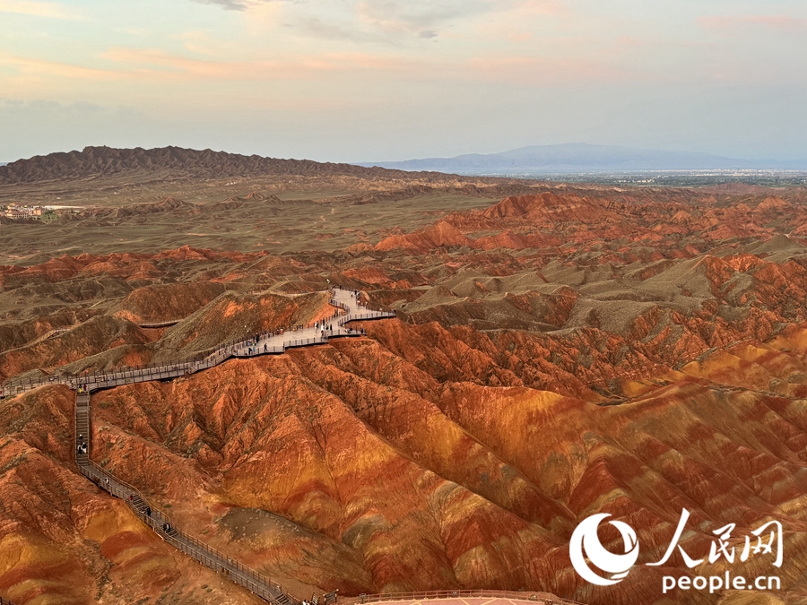 日落時分，余暉與丹霞交相輝映。人民網(wǎng)記者 徐冬兒攝
