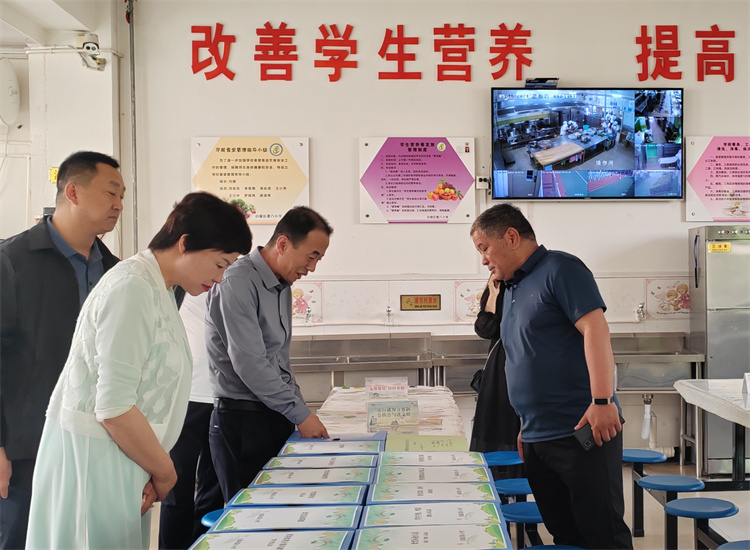 市紀(jì)委監(jiān)委扎實(shí)推動開展群眾身邊腐敗和作風(fēng)問題集中整治工作，圖為市紀(jì)委監(jiān)委派駐市教育局紀(jì)檢監(jiān)察組在白銀區(qū)開展“中小學(xué)校園食品安全和膳食經(jīng)費(fèi)管理”集中整治工作開展情況督查.jpg