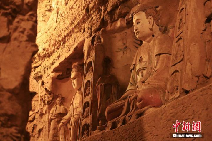 7月15日，甘肅省平?jīng)鍪袥艽h百里石窟長廊中的王母宮石窟造像。百里石窟長廊位于涇川縣境內(nèi)，由512個(gè)石窟、5眼窟中石井組成，現(xiàn)存王母宮石窟、鳳凰山石窟、南石窟寺、丈八寺石窟、羅漢洞石窟、太山寺石窟等規(guī)模較大的石窟群，還有數(shù)量眾多的小石窟群。王母宮石窟又名千佛洞，該窟設(shè)計(jì)宏大，造像生動(dòng)，窟內(nèi)擁有造像數(shù)百尊，是較為珍貴的佛教文化歷史遺存。中新社記者 李亞龍 攝</p>
<p>