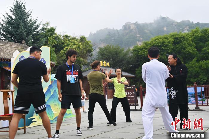 7月14日，甘肅省平?jīng)鍪嗅轻忌骄皡^(qū)內(nèi)，外籍武術(shù)愛好者學(xué)習(xí)崆峒派武術(shù)。7月13日至14日，“2024年北京體育大學(xué)第十五屆國際武術(shù)比賽交流大會暨首屆崆峒山國際武術(shù)大會”舉行，大會也在崆峒山景區(qū)進(jìn)行問道崆峒、武術(shù)高級研修班、崆峒拜師等系列活動。中新社記者 李亞龍 攝</p>
<p>
