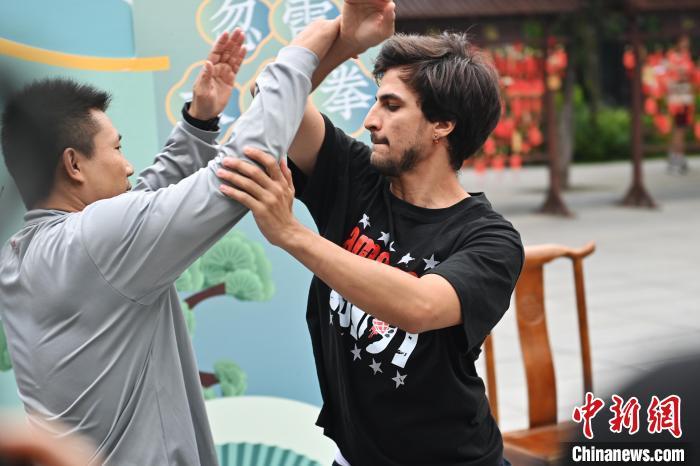 7月14日，甘肅省平?jīng)鍪嗅轻忌骄皡^(qū)內(nèi)，外籍武術(shù)愛好者(右)進(jìn)行忽雷太極拳切磋。7月13日至14日，“2024年北京體育大學(xué)第十五屆國際武術(shù)比賽交流大會暨首屆崆峒山國際武術(shù)大會”舉行，大會也在崆峒山景區(qū)進(jìn)行問道崆峒、武術(shù)高級研修班、崆峒拜師等系列活動。中新社記者 李亞龍 攝</p>
<p>