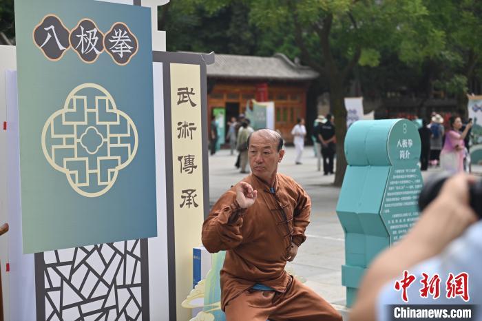 7月14日，甘肅省平?jīng)鍪嗅轻忌骄皡^(qū)內(nèi)，八極拳傳承人展示八極拳。7月13日至14日，“2024年北京體育大學(xué)第十五屆國際武術(shù)比賽交流大會暨首屆崆峒山國際武術(shù)大會”舉行，大會也在崆峒山景區(qū)進(jìn)行問道崆峒、武術(shù)高級研修班、崆峒拜師等系列活動。中新社記者 李亞龍 攝</p>
<p>