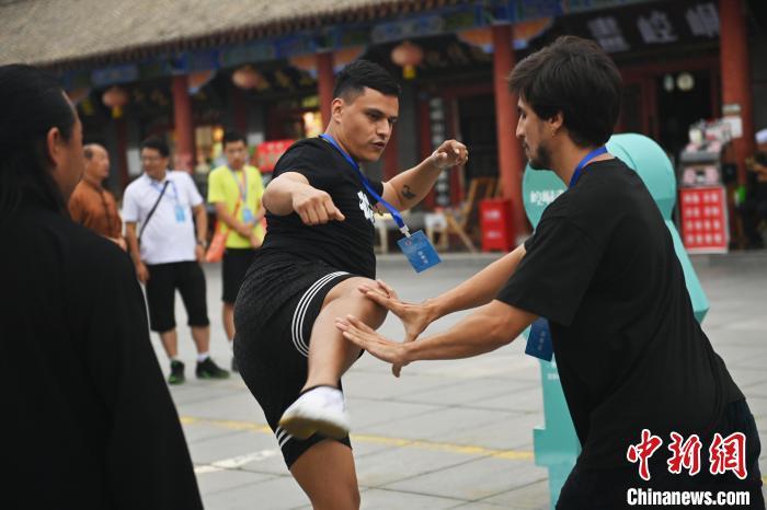 7月14日，甘肅省平?jīng)鍪嗅轻忌骄皡^(qū)內(nèi)，外籍武術(shù)愛好者切磋武藝。7月13日至14日，“2024年北京體育大學(xué)第十五屆國際武術(shù)比賽交流大會暨首屆崆峒山國際武術(shù)大會”舉行，大會也在崆峒山景區(qū)進(jìn)行問道崆峒、武術(shù)高級研修班、崆峒拜師等系列活動。中新社記者 李亞龍 攝