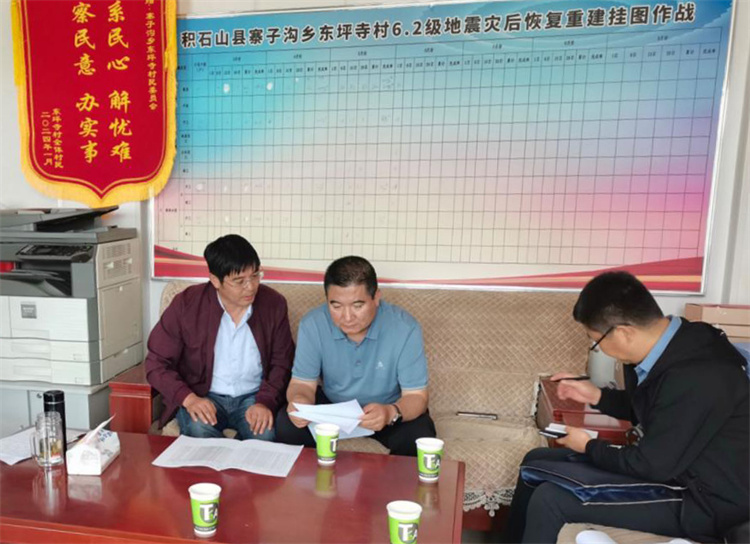 州縣紀(jì)委監(jiān)委機(jī)關(guān)聯(lián)合督查組對(duì)下沉干部 、駐村干部 、包村組長(zhǎng)、村干部 “四級(jí)”干部履職到崗情況，以及工作日志和民情臺(tái)賬、訴求臺(tái)賬進(jìn)行日常監(jiān)督檢查，壓實(shí)工作責(zé)任。.jpg