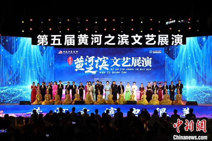 7月19日晚，第五屆黃河之濱文藝展演在蘭州體育文化廣場開幕。張曦予 攝