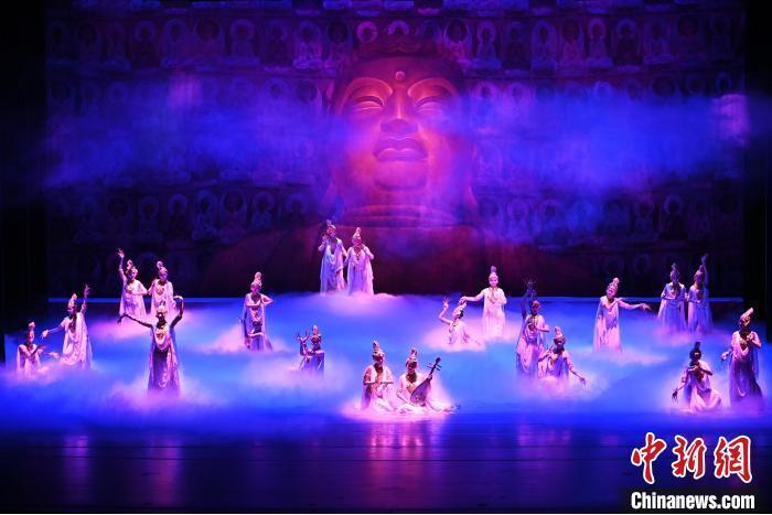 7月18日晚，中國(guó)經(jīng)典舞劇《絲路花雨》在甘肅蘭州黃河劇院進(jìn)行演出。中國(guó)經(jīng)典舞劇《絲路花雨》迎來45周年，7月17日-8月4日在蘭州開啟為期多天的駐場(chǎng)演出。該舞劇取材于敦煌莫高窟壁畫，集中國(guó)霓裳羽衣舞、敦煌舞、印度舞、黑巾舞、波斯馬鈴舞等于一身，自1979年演出至今，該劇先后在40多個(gè)國(guó)家和地區(qū)演出近4000場(chǎng)，觀眾550多萬人次。中新社記者 李亞龍 攝</p>
<p>