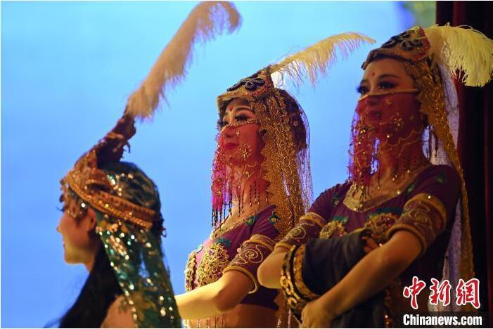 7月18日晚，中國(guó)經(jīng)典舞劇《絲路花雨》在甘肅蘭州黃河劇院進(jìn)行演出。中國(guó)經(jīng)典舞劇《絲路花雨》迎來45周年，7月17日-8月4日在蘭州開啟為期多天的駐場(chǎng)演出。該舞劇取材于敦煌莫高窟壁畫，集中國(guó)霓裳羽衣舞、敦煌舞、印度舞、黑巾舞、波斯馬鈴舞等于一身，自1979年演出至今，該劇先后在40多個(gè)國(guó)家和地區(qū)演出近4000場(chǎng)，觀眾550多萬人次。中新社記者 李亞龍 攝</p>
<p>