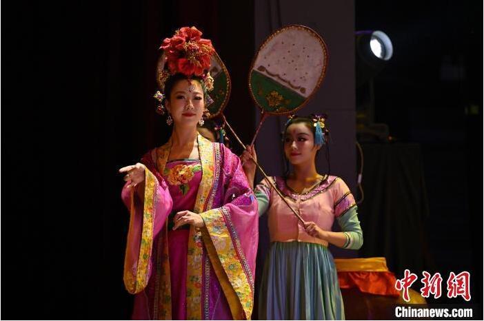 7月18日晚，中國(guó)經(jīng)典舞劇《絲路花雨》在甘肅蘭州黃河劇院進(jìn)行演出。中國(guó)經(jīng)典舞劇《絲路花雨》迎來45周年，7月17日-8月4日在蘭州開啟為期多天的駐場(chǎng)演出。該舞劇取材于敦煌莫高窟壁畫，集中國(guó)霓裳羽衣舞、敦煌舞、印度舞、黑巾舞、波斯馬鈴舞等于一身，自1979年演出至今，該劇先后在40多個(gè)國(guó)家和地區(qū)演出近4000場(chǎng)，觀眾550多萬人次。中新社記者 李亞龍 攝</p>
<p>