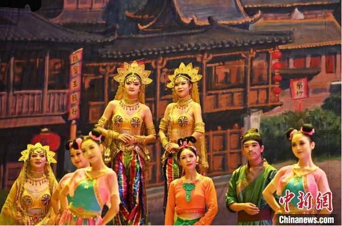 7月18日晚，中國(guó)經(jīng)典舞劇《絲路花雨》在甘肅蘭州黃河劇院進(jìn)行演出。中國(guó)經(jīng)典舞劇《絲路花雨》迎來45周年，7月17日-8月4日在蘭州開啟為期多天的駐場(chǎng)演出。該舞劇取材于敦煌莫高窟壁畫，集中國(guó)霓裳羽衣舞、敦煌舞、印度舞、黑巾舞、波斯馬鈴舞等于一身，自1979年演出至今，該劇先后在40多個(gè)國(guó)家和地區(qū)演出近4000場(chǎng)，觀眾550多萬人次。中新社記者 李亞龍 攝</p>
<p>