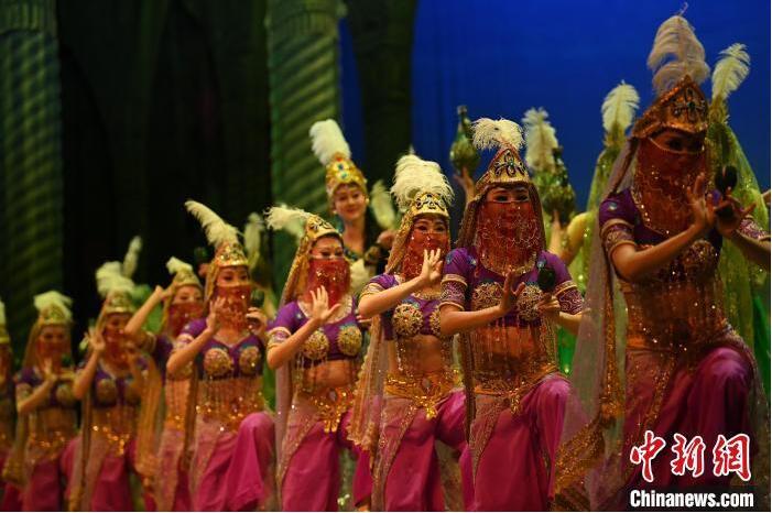 7月18日晚，中國(guó)經(jīng)典舞劇《絲路花雨》在甘肅蘭州黃河劇院進(jìn)行演出。中國(guó)經(jīng)典舞劇《絲路花雨》迎來45周年，7月17日-8月4日在蘭州開啟為期多天的駐場(chǎng)演出。該舞劇取材于敦煌莫高窟壁畫，集中國(guó)霓裳羽衣舞、敦煌舞、印度舞、黑巾舞、波斯馬鈴舞等于一身，自1979年演出至今，該劇先后在40多個(gè)國(guó)家和地區(qū)演出近4000場(chǎng)，觀眾550多萬人次。中新社記者 李亞龍 攝</p>
<p>