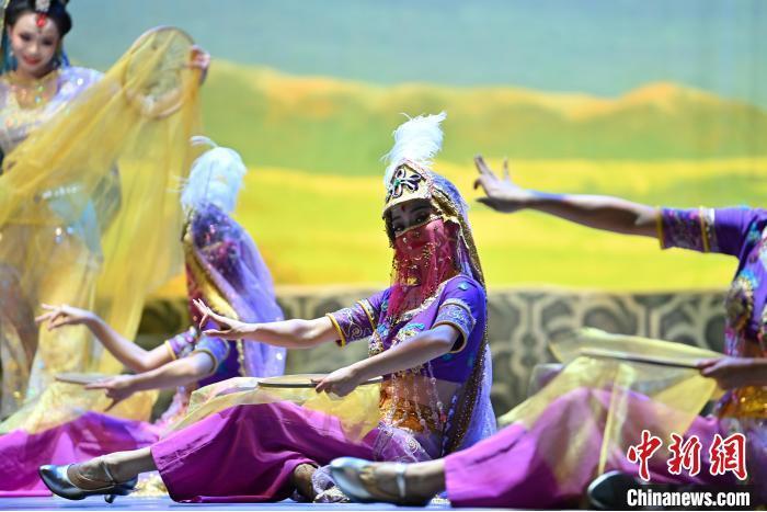 7月18日晚，中國(guó)經(jīng)典舞劇《絲路花雨》在甘肅蘭州黃河劇院進(jìn)行演出。中國(guó)經(jīng)典舞劇《絲路花雨》迎來45周年，7月17日-8月4日在蘭州開啟為期多天的駐場(chǎng)演出。該舞劇取材于敦煌莫高窟壁畫，集中國(guó)霓裳羽衣舞、敦煌舞、印度舞、黑巾舞、波斯馬鈴舞等于一身，自1979年演出至今，該劇先后在40多個(gè)國(guó)家和地區(qū)演出近4000場(chǎng)，觀眾550多萬人次。中新社記者 李亞龍 攝</p>
<p>