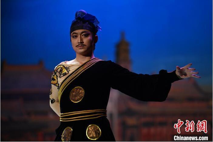7月18日晚，中國(guó)經(jīng)典舞劇《絲路花雨》在甘肅蘭州黃河劇院進(jìn)行演出。中國(guó)經(jīng)典舞劇《絲路花雨》迎來45周年，7月17日-8月4日在蘭州開啟為期多天的駐場(chǎng)演出。該舞劇取材于敦煌莫高窟壁畫，集中國(guó)霓裳羽衣舞、敦煌舞、印度舞、黑巾舞、波斯馬鈴舞等于一身，自1979年演出至今，該劇先后在40多個(gè)國(guó)家和地區(qū)演出近4000場(chǎng)，觀眾550多萬人次。中新社記者 李亞龍 攝