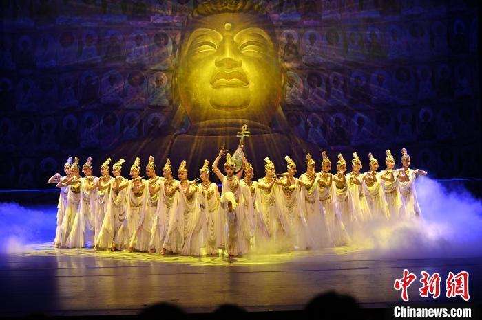 7月18日晚，中國(guó)經(jīng)典舞劇《絲路花雨》在甘肅蘭州黃河劇院演出。李亞龍 攝