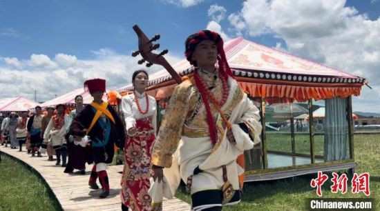 2024年6月，甘肅甘南藏族自治州上演藏服時裝秀。(資料圖)高瑩 攝