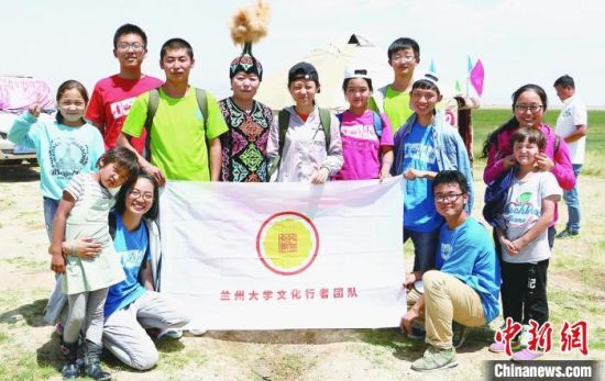 圖為蘭州大學(xué)文化行者團(tuán)隊(duì)走進(jìn)民族社區(qū)。(資料圖)蘭州大學(xué)供圖