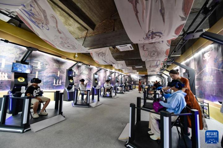 7月22日，游客線下體驗(yàn)“尋境敦煌——數(shù)字敦煌沉浸展”。新華社記者 郎兵兵 攝</p>
<p>