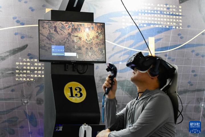7月22日，游客借助VR設(shè)備沉浸式游覽莫高窟第285窟虛擬場景。新華社記者 郎兵兵 攝