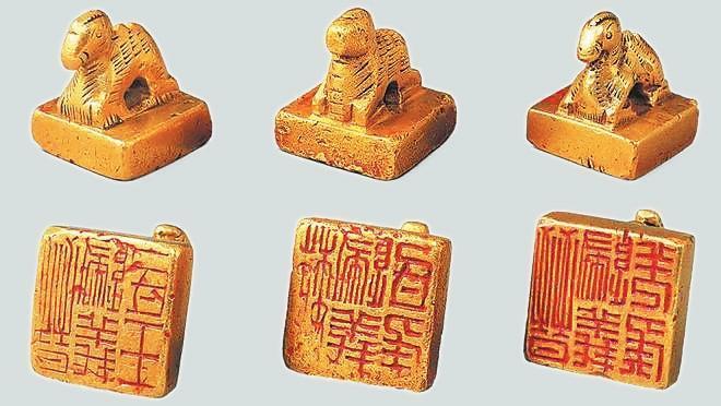 從左至右依次為“晉歸義羌侯”金印、“晉歸義氐王”金印、“魏歸義氐侯”金印