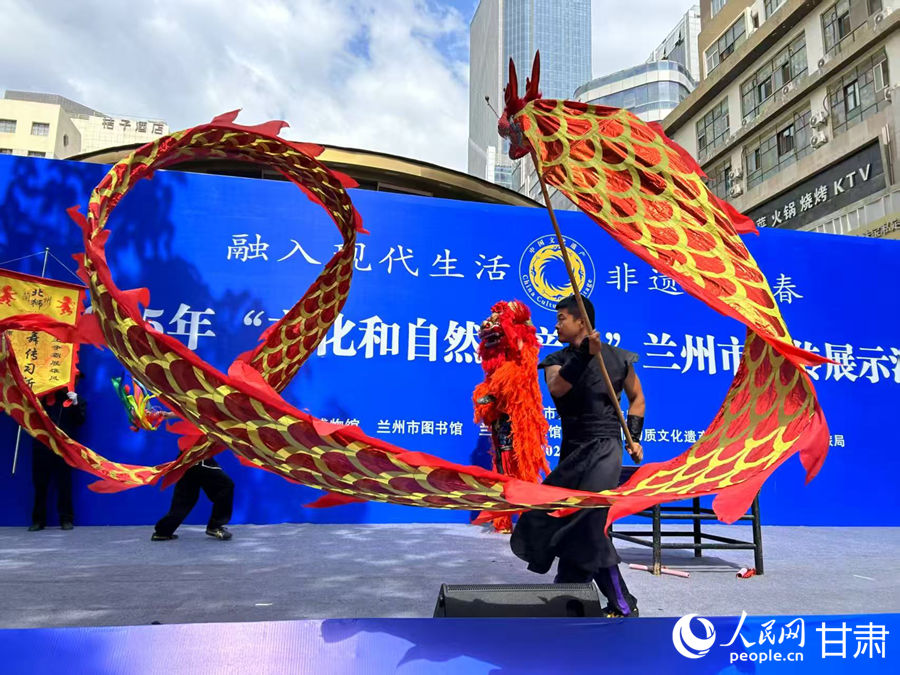 柴宗峰在2025年“文化和自然遺產(chǎn)日”蘭州市非遺宣傳展示活動中表演舞獅。人民網(wǎng)記者 焦隆攝