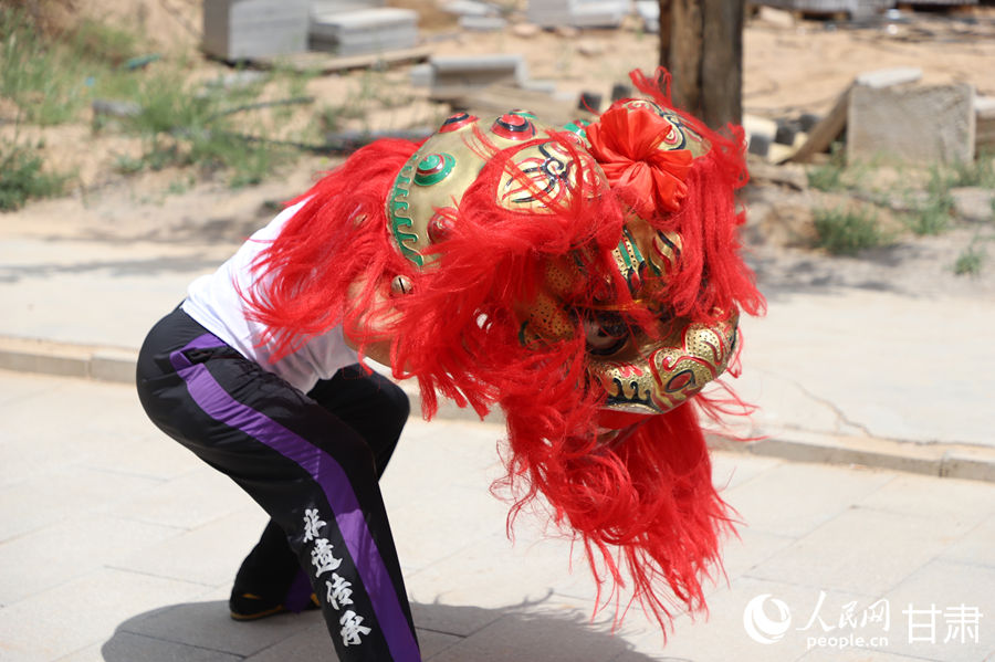 柴宗峰在桃林村展示蘭州北獅風采。人民網(wǎng)記者 焦隆攝