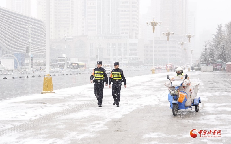 隴拍客丨金城迎“銀裝” “衛(wèi)士”護民安