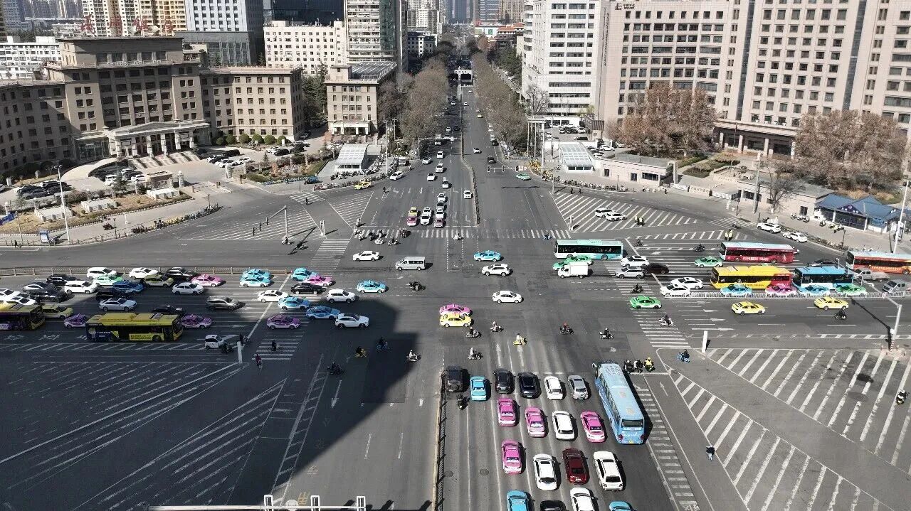 這里的交警N多操作，主打一個“暢通無阻”