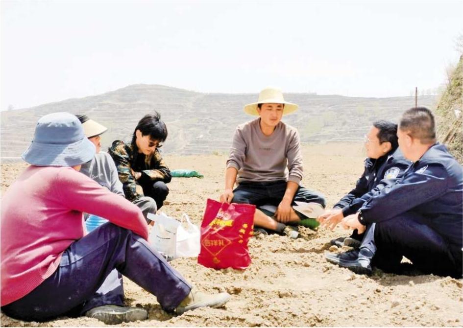隴西縣德興派出所走進田間地頭 為春耕生產(chǎn)保駕護航