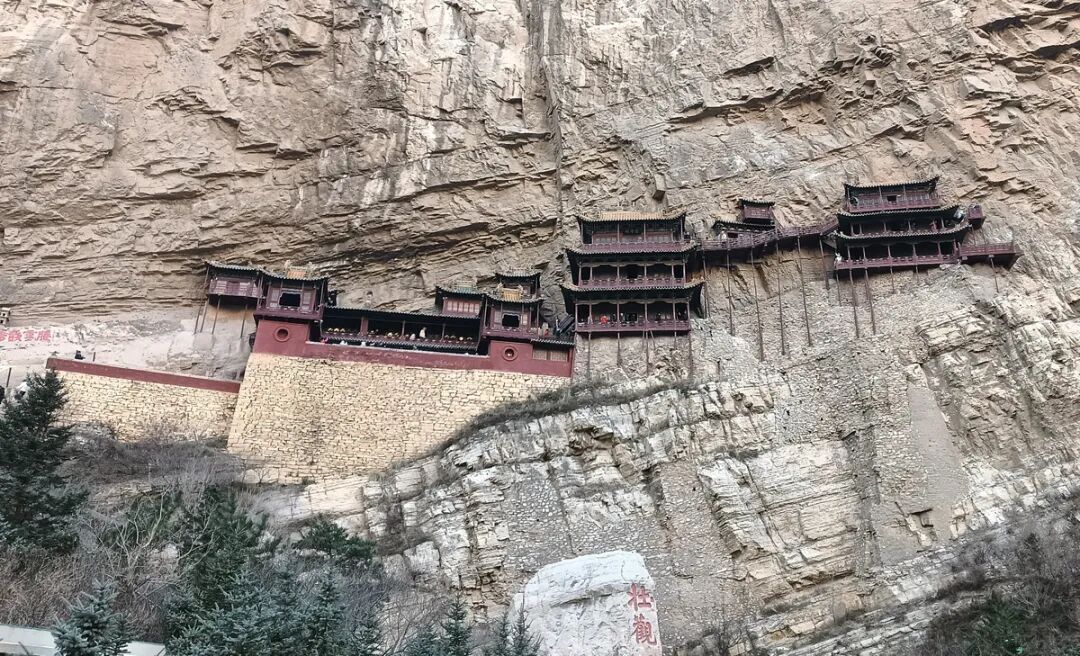 央視曝光懸空寺景區(qū)亂象：門(mén)票售罄后還能加價(jià)代買(mǎi)、黑車(chē)攬客到落石區(qū)拍照…當(dāng)?shù)鼗貞?yīng)