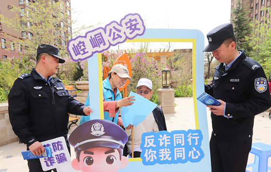 平?jīng)鲠轻迹悍丛p宣傳進小區(qū) 守護老年人“錢袋子”