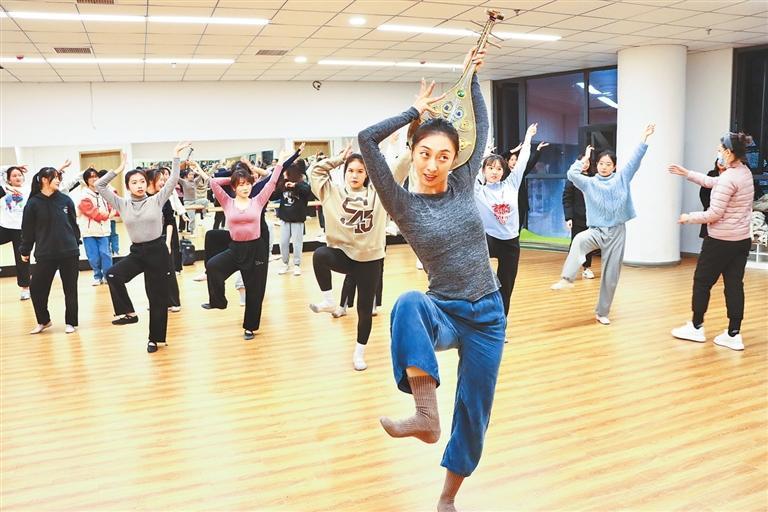 康琦的藝術(shù)人生 “追光”舞者“花雨”使者